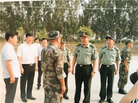 天津警区司令员和北辰区区委书记视察基地